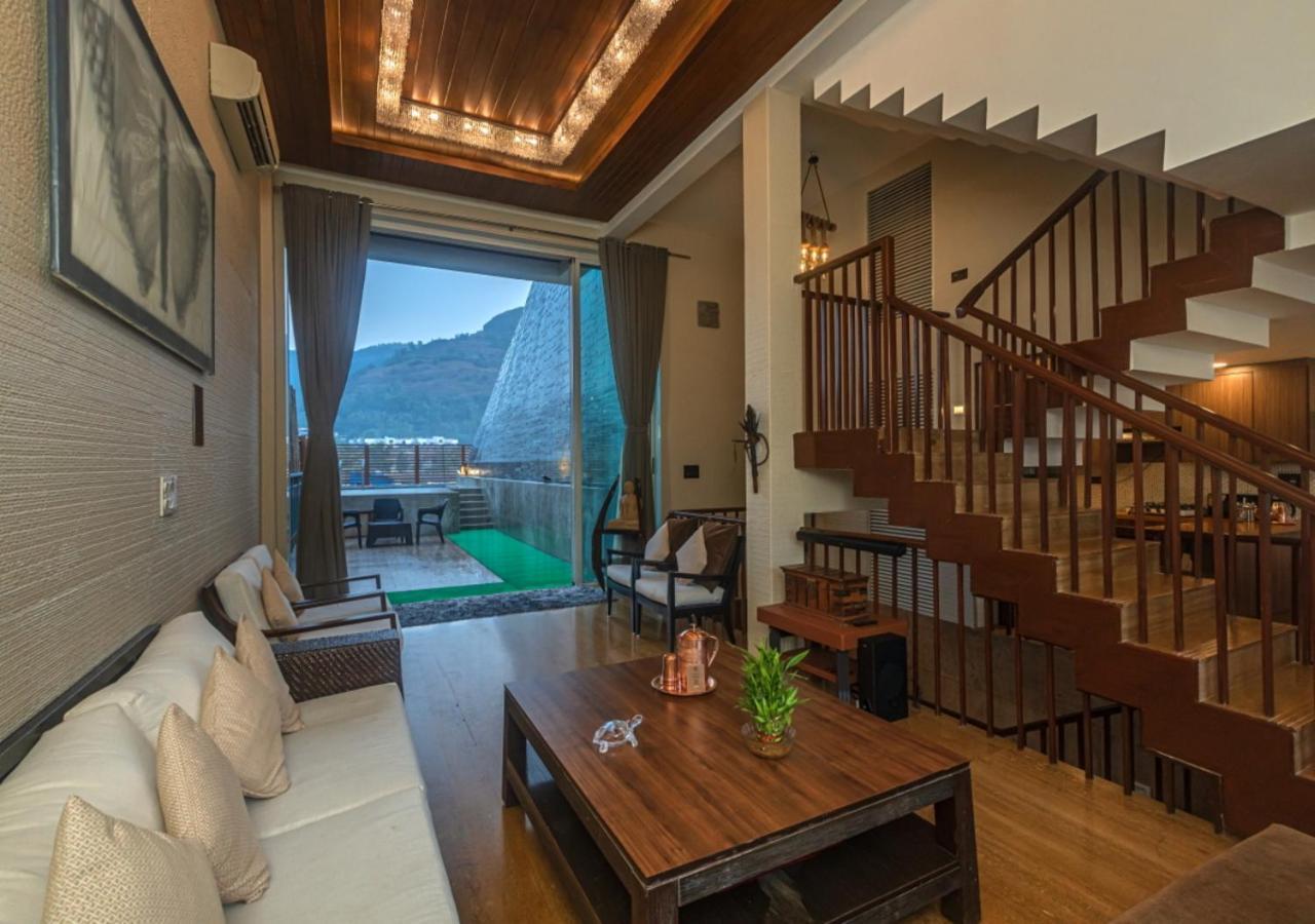 Saffronstays Urja, Lonavala - Private Villa With 2 Pools, Spa Room, Private Elevator & Waterfall Eksteriør bilde